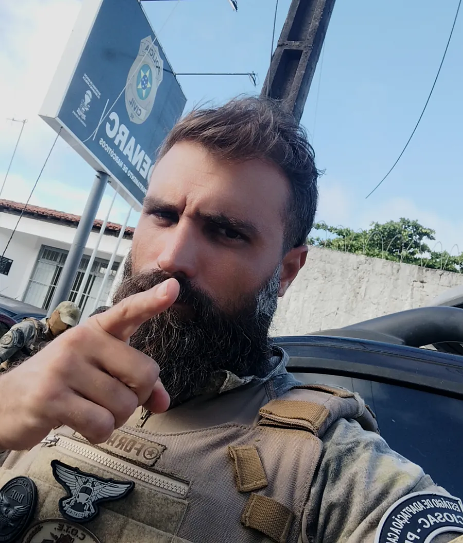 Diego Carvalho fardado, apontando para quem lê